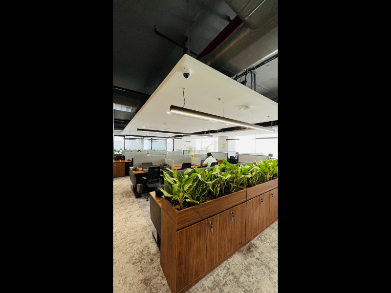WORKSTATION WITH FLOATING CEILING